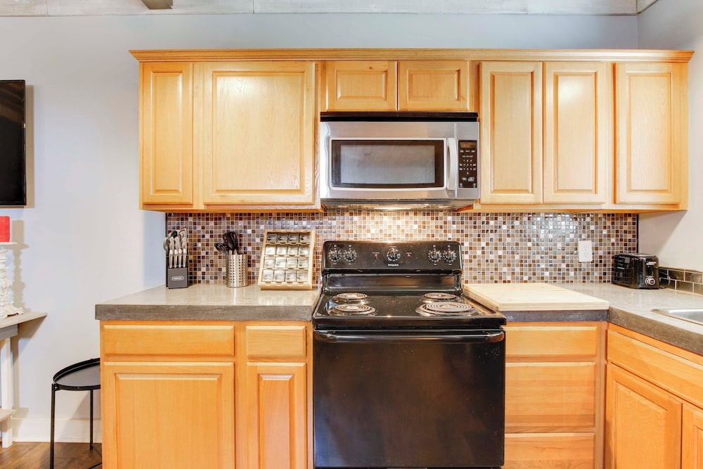 2 Mi to Self Regional MC: Updated Apartment