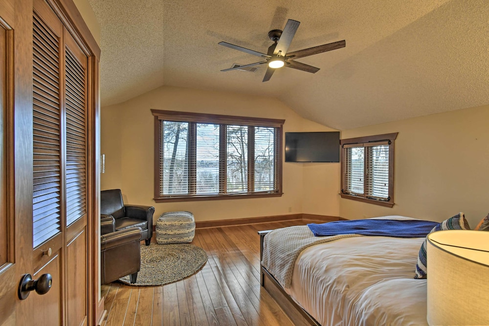 Hot Tub, Grill: Hilltop Log Cabin in Hot Springs! view 3