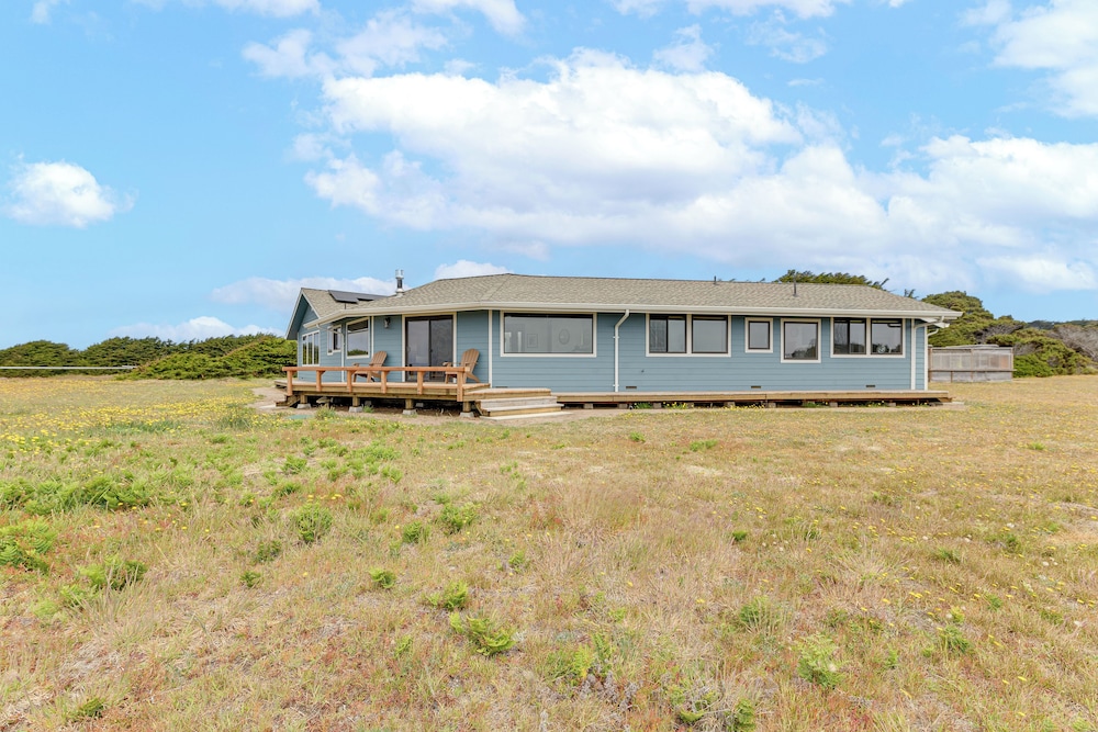 Walk to Beach: Luxury Oceanfront Escape in Caspar