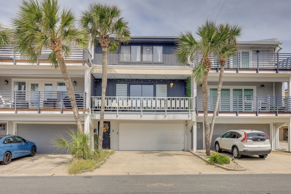 Steps to Sand: Townhome w/ Balcony in Jax Beach!