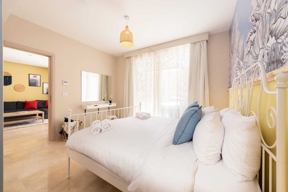 Xuru Stays I Exotic 1bdr w/ Outdoor Terrace Pool & Beach Access