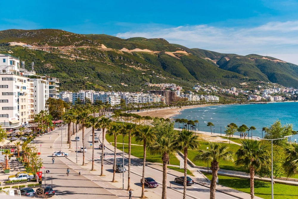 Beachfront Apartment - Near Beach City