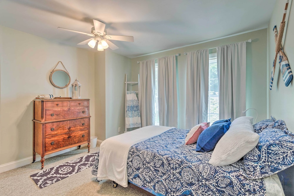 South Kingstown Vacation Rental: 2 Mi to Beach!