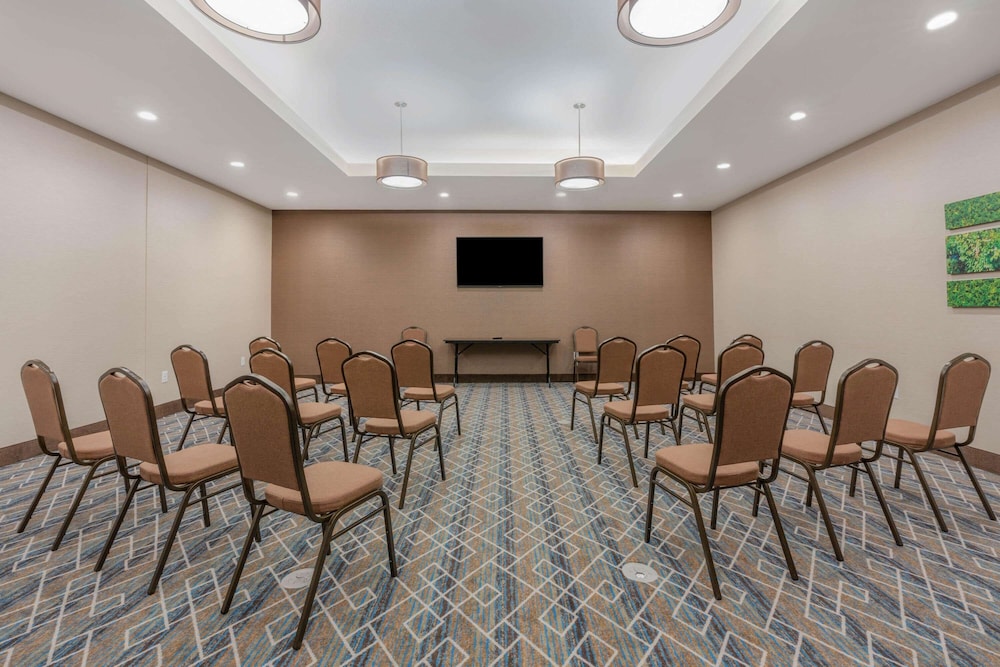 Palm Springs Vacations - La Quinta Inn and Suites by Wyndham Houston Spring South - Property Image 5