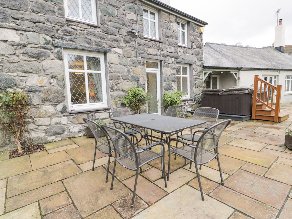 Lakeside Cottage