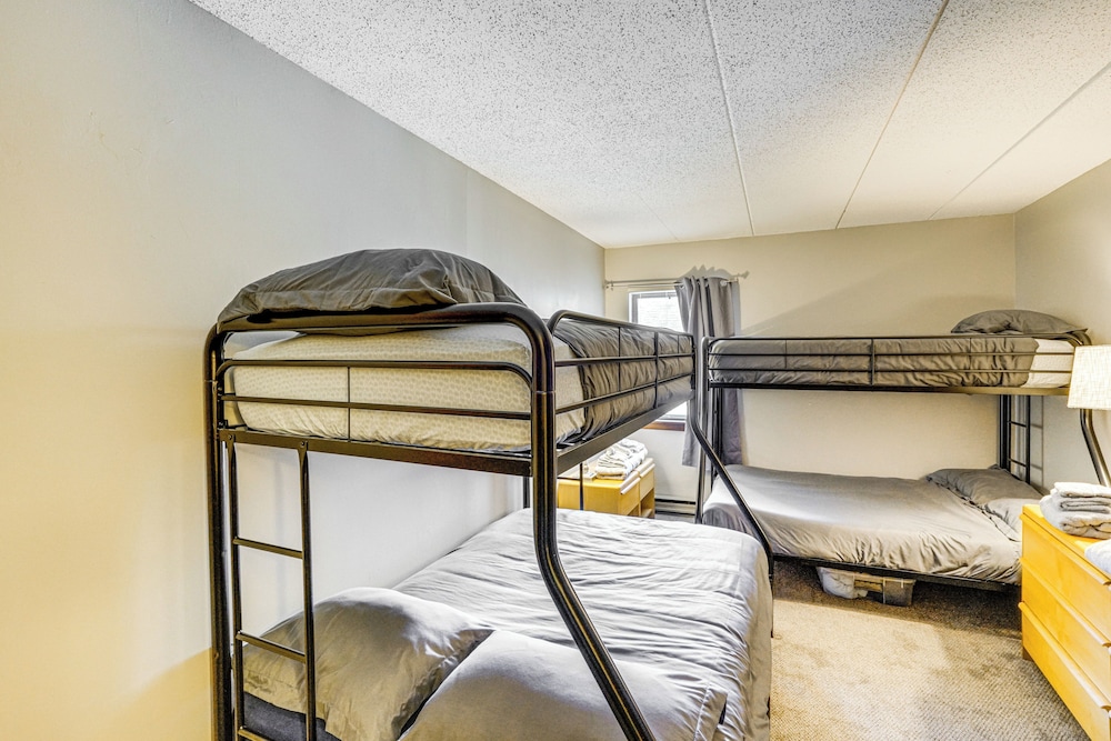 Snow Mountain Condo: Hot Tub + Shuttle to Resort