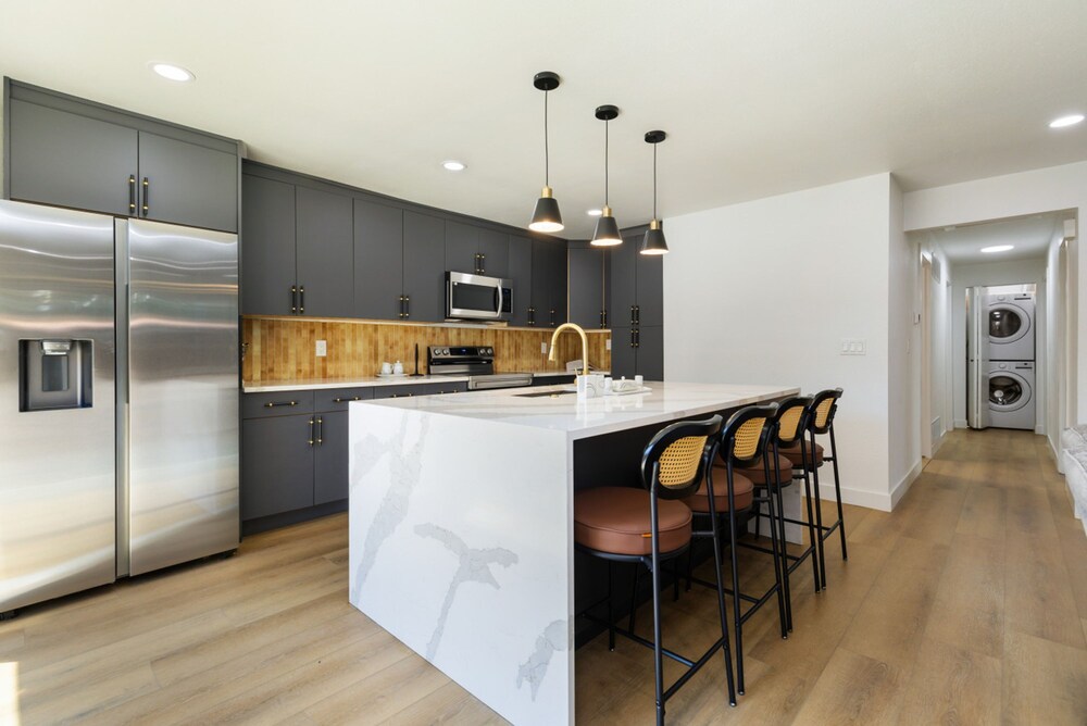 Comfy Stay in Bellevue w Parking Included