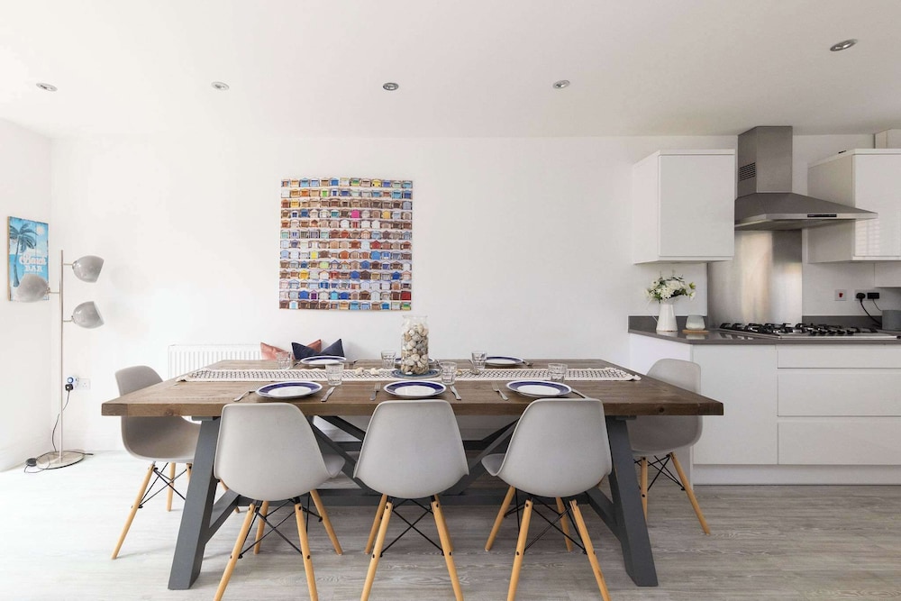 Modern Family Retreat Nr Beaches and Marina