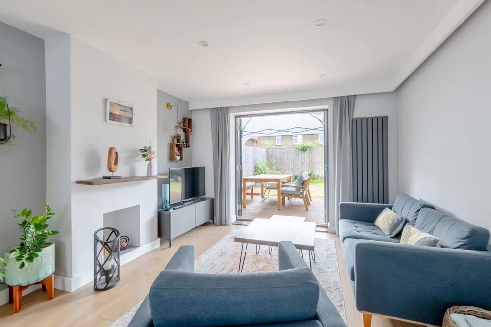Modern & Spacious 3BD House - Canning Town