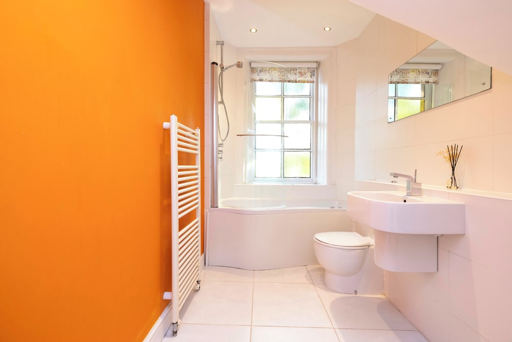 Delightful 3-bed Flat with Parking