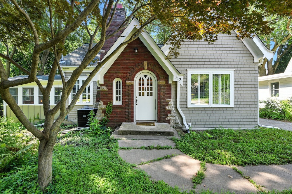 Charming Manville Heights Cottage Retreat 3 Bedroom Home