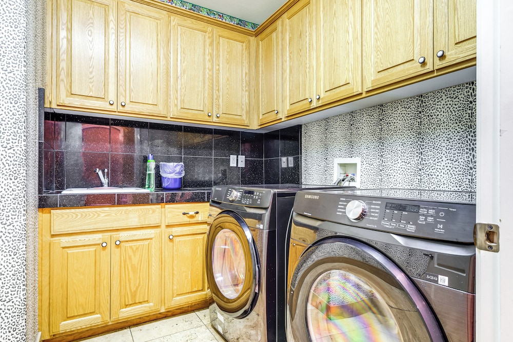 5 Mi to Dtwn Modesto: Family Home w/ Patio!