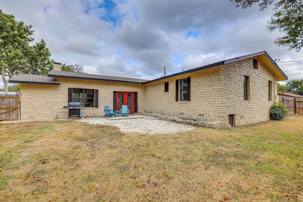 < 1 Mi to Dtwn: Home w/ Fenced Yard in Boerne!