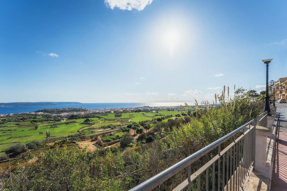 Bright Apartment With Sea Valley Views BBQ