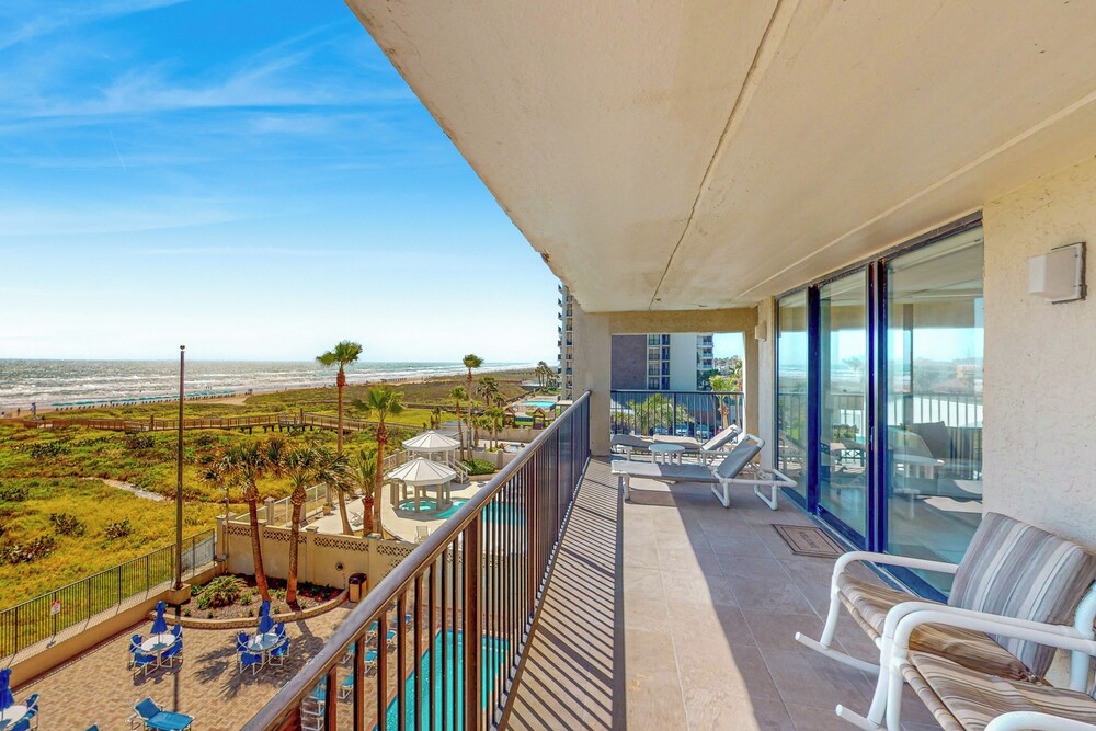 Gulf-view Corner 3BR w/ Balcony & Luxe Amenities