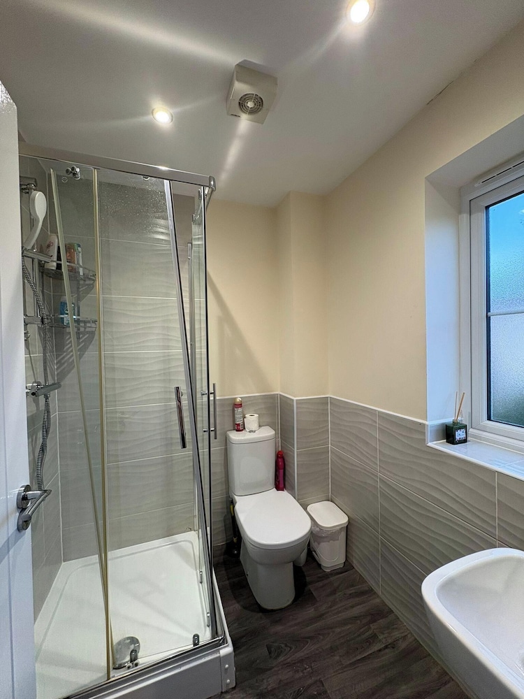 Spacious 3-bed House - Sleeps 8, Garden & Parking