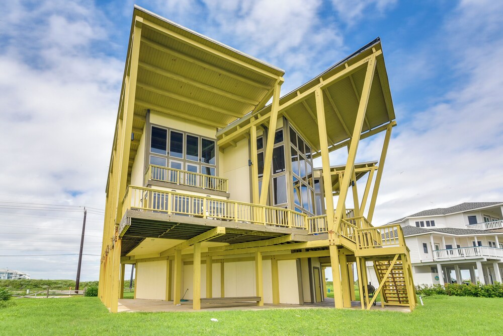 Oceanfront Home w/ Beach Access in Galveston