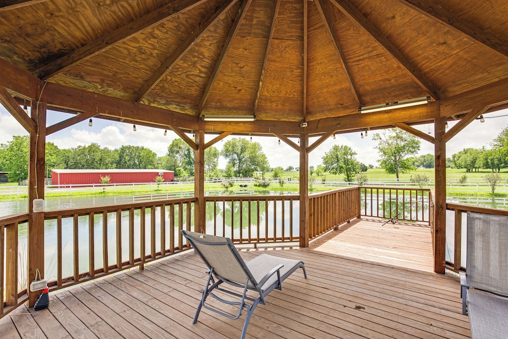 Charming Caddo Mills Farmhouse w/ Private Yard view 3