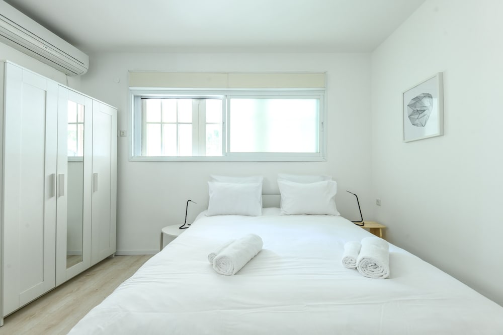CozyStudio Apt in a vibrant neighborhood view 3