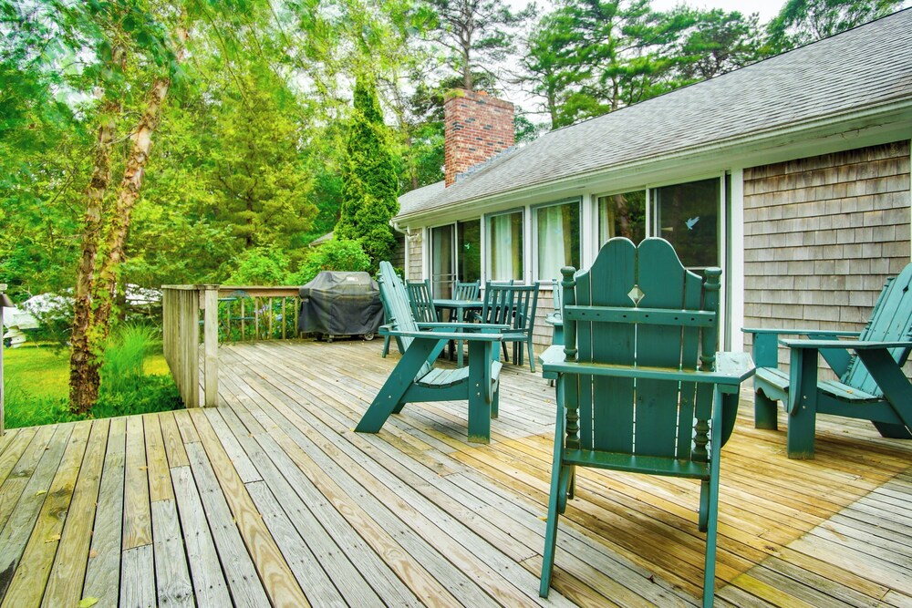 Furnished Deck: Retreat on Mashpee River!