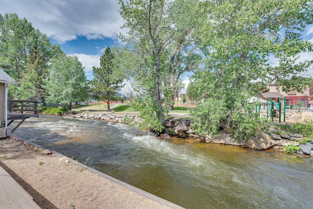 Private Hot Tub - Riverfront Cabin In Estes Park!