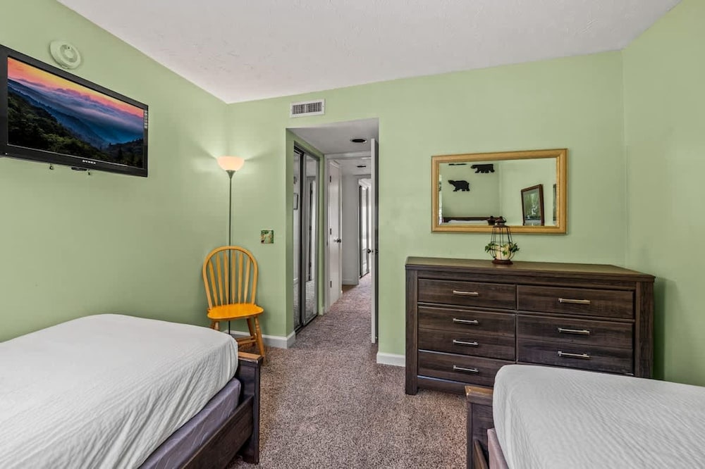 Sleeps 6 Indoor Pool Hot Tub Mountain Views