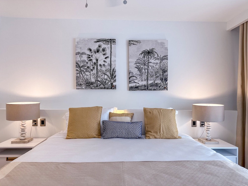 Luxury 3 Bedroom Apartment at the Beach