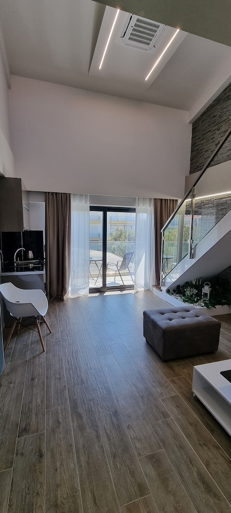 LUXSUITES