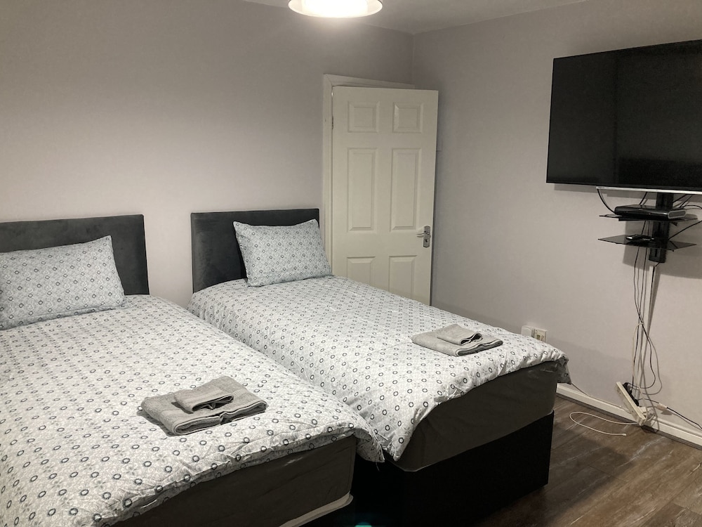 Impeccable 2-bed House Near City Centre view 5