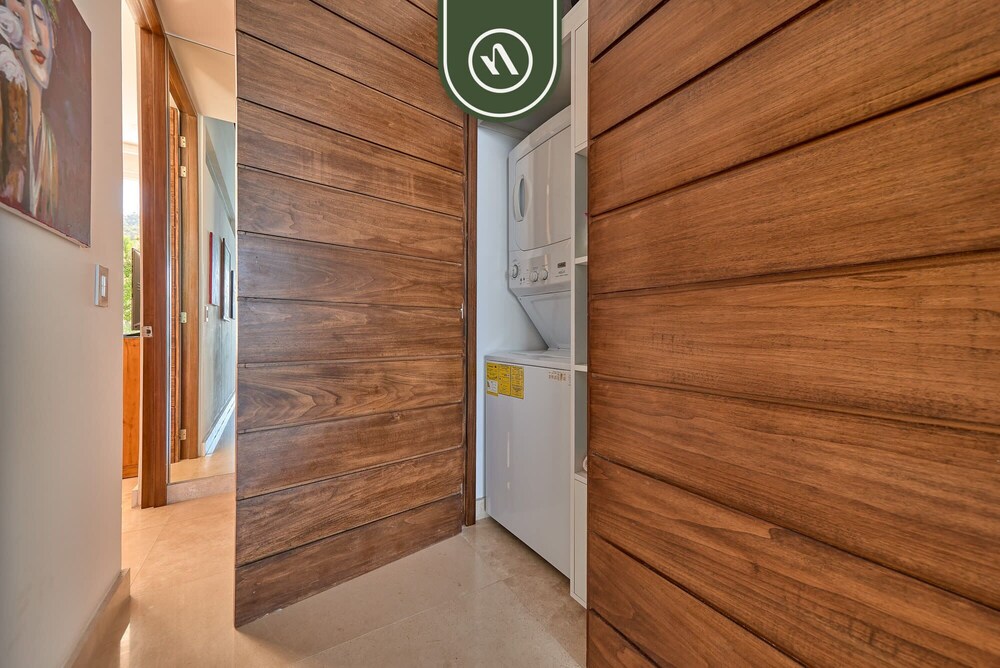 Luxurious 2 BR Condo - Oceanfront - Infinity Pools