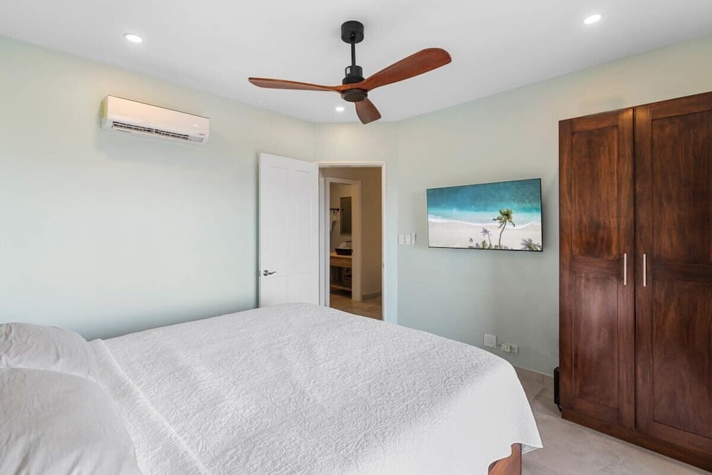 Stylish Villa with Brand-New Furniture, Panoramic Ocean Views, and Infinity Swimming Pool & Hot Tub