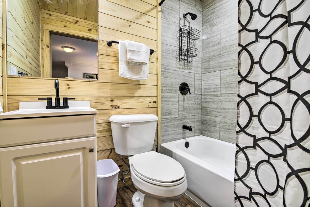 Pet-friendly Gatlinburg Cabin w/ Hot Tub!