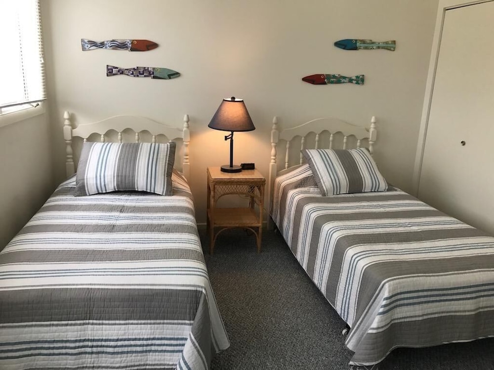 Mariners Court 206