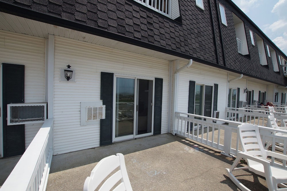 Snyder's Shoreline Inn