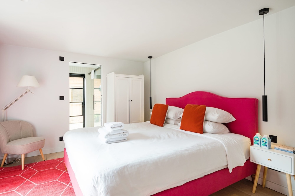 Notting Hill 2 Bed With Sauna - by Out of Office Lifestyle
