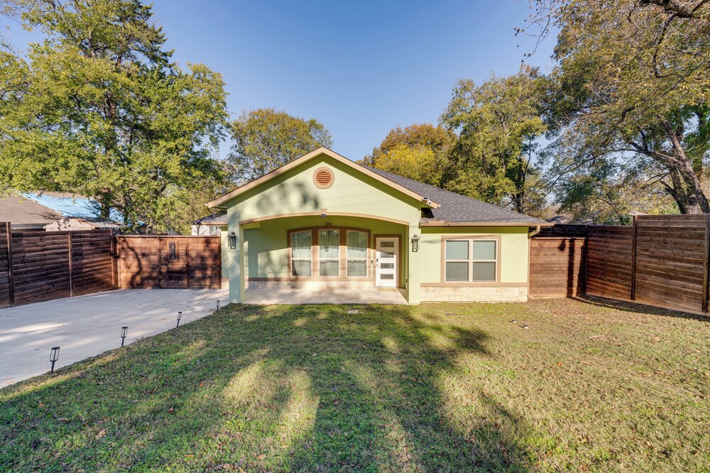 10 Mi to Dtwn Dallas: Chic Home w/ Yard!