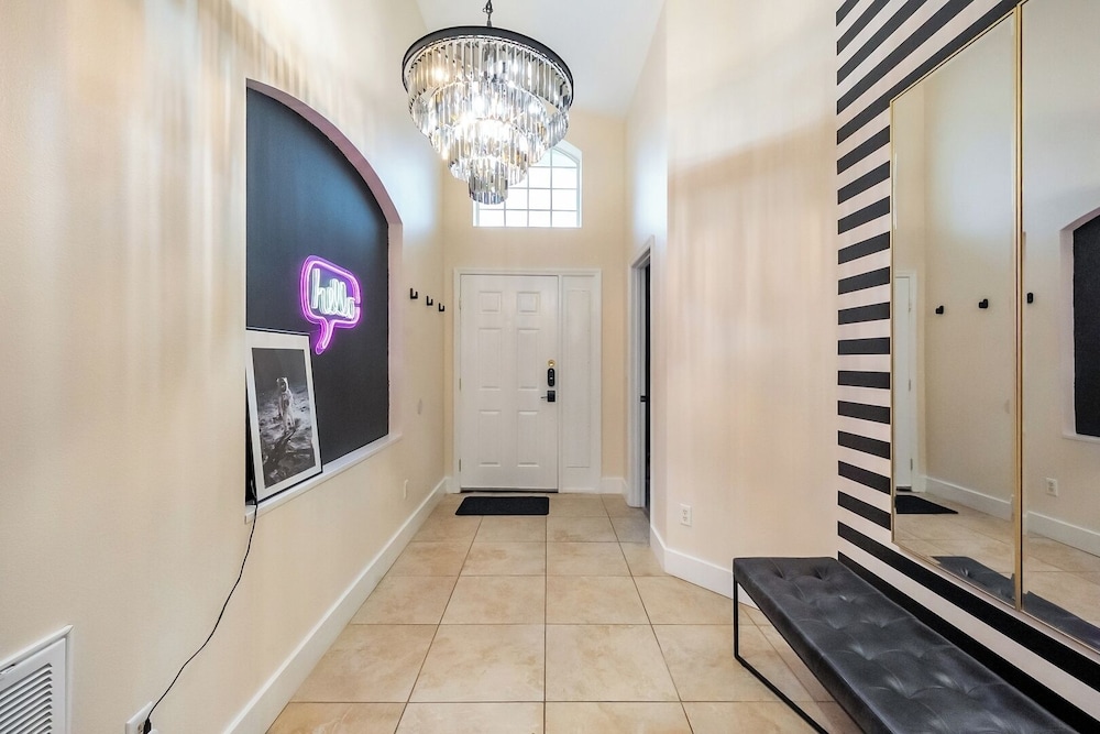 Bright Queen BR + Pool Retreat Near Disney