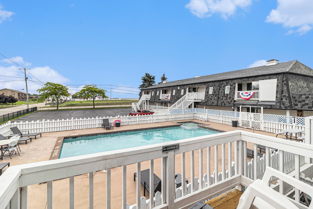 Snyder's Shoreline Inn