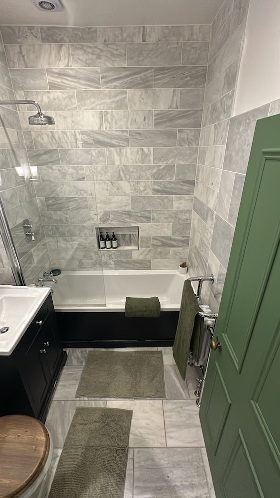 Cosy West Kensington Apartment - 3 Min to Tube