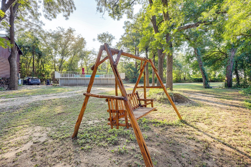 Private Pool: Fun Riverfront Retreat in Hamilton!