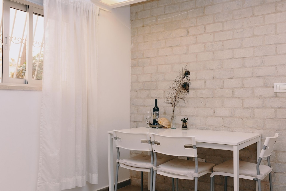 2Rooms Perfect Location 1Min to Beach