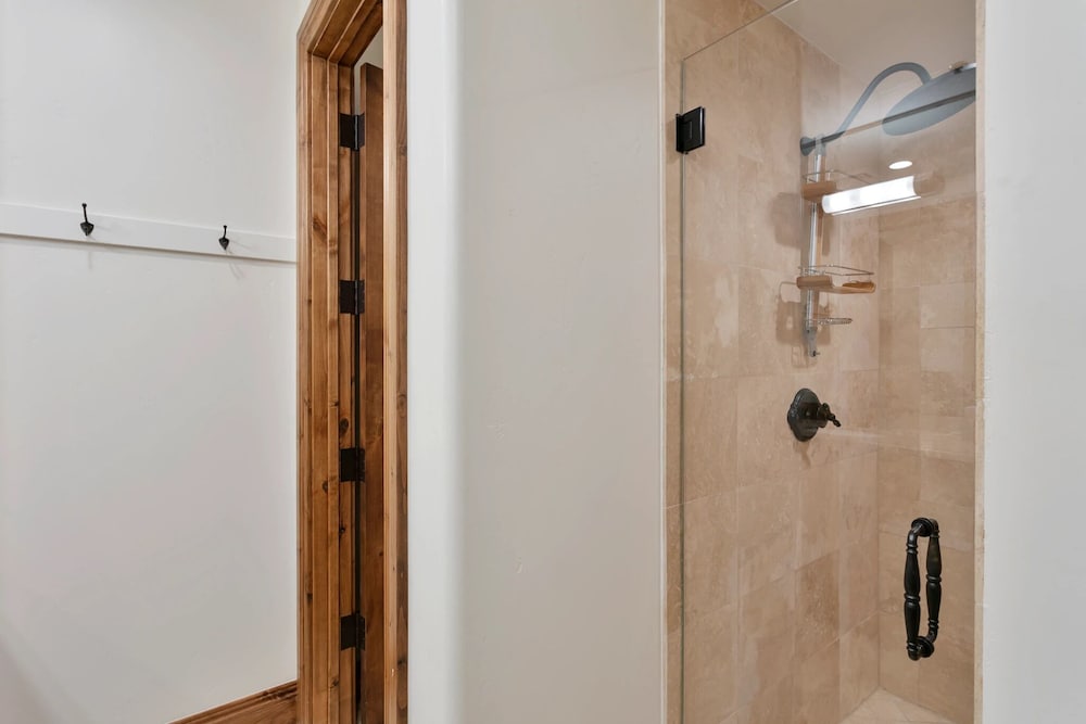 Grand Lodge - Four Bedroom #302 - Ski-in/ski-out 4 Condo