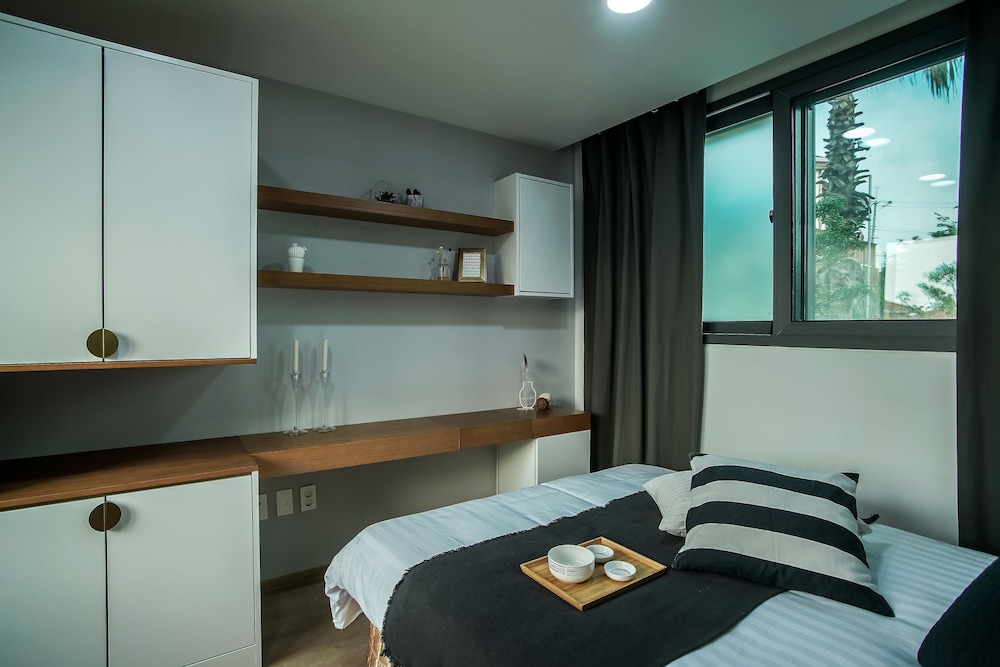 Aewol Bada Town House