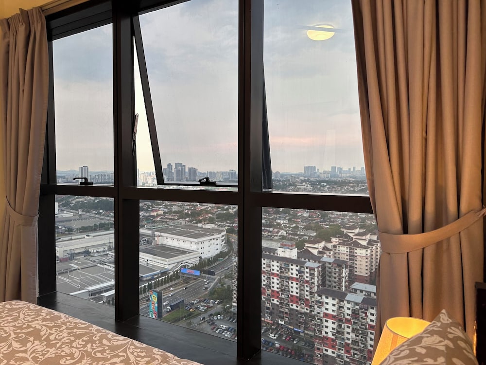 Skyline Luxe 4BR Retreat with En-suites