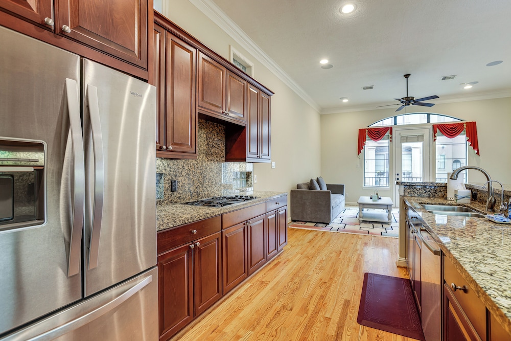 Walk to Shops & Eats: Family Retreat in Houston