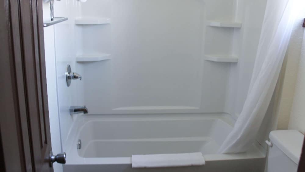 Junction City Vacations - Budget Host Golden Wheat Motel - Property Image 1