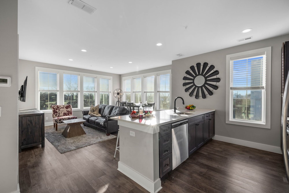 Pulse - Minutes to Broadway - Sleeps 6