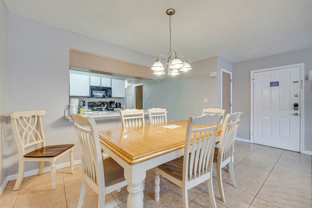 7 Mi to Disney: Condo w/ Pool & Hot Tub Access!