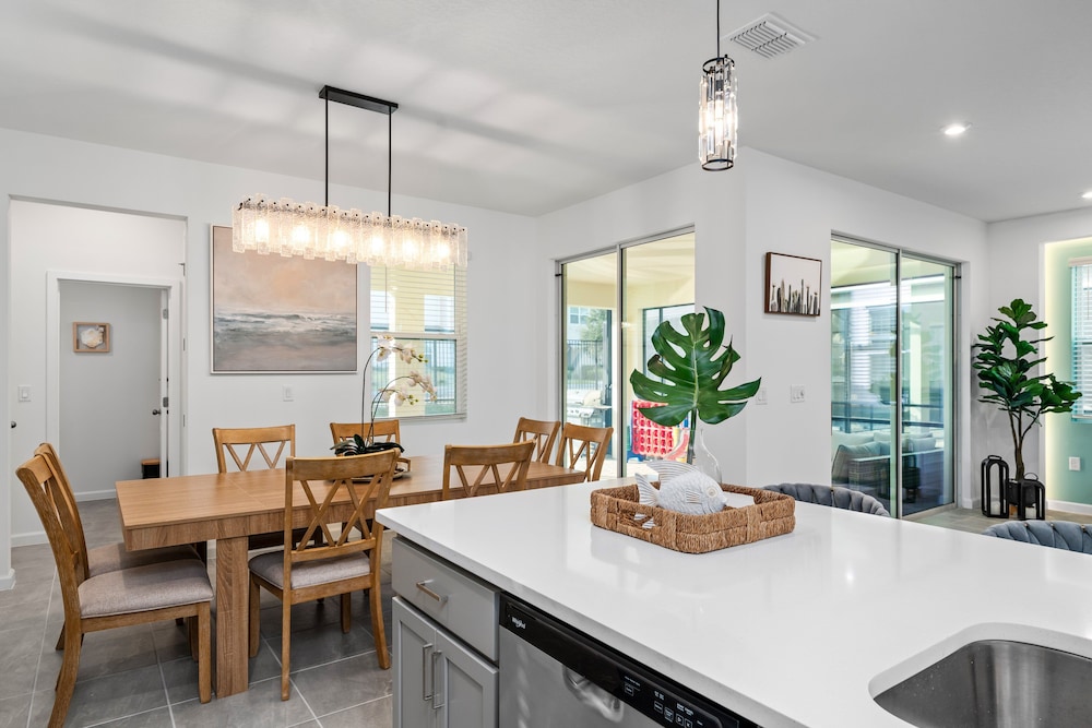 Light Welcoming Fun Resort Home Sleeps 20