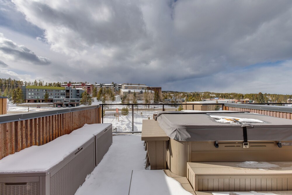 Rooftop Hot Tub + Views: Townhome in Winter Park